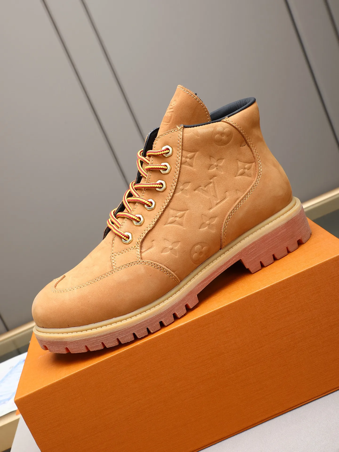 PP460 LOUIS VUITTON ss25 LV donkey brand new thick-soled lace-up big-toe shoes men's casual shoes high-top short boots. These boots are crafted from top-grain calf leather for a lightweight and comfortable fit. The thick EVA outsole is embellished with eye-catching ridges, and the trendy attitude of being both strong and soft makes it an everyday choice. ✔Upper: imported first-layer cowhide ✔Inner lining: sheep lining ✔Outsole: original molded outsole Size: 38-44 (45 customized)